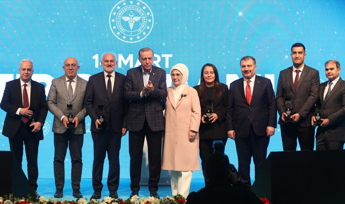 Emine Erdoğan'dan 14 Mart Tıp Bayramı paylaşımı İSTANBUL (AA) – Cumhurbaşkanı Recep Tayyip Erdoğan’ın eşi Emine Erdoğan,