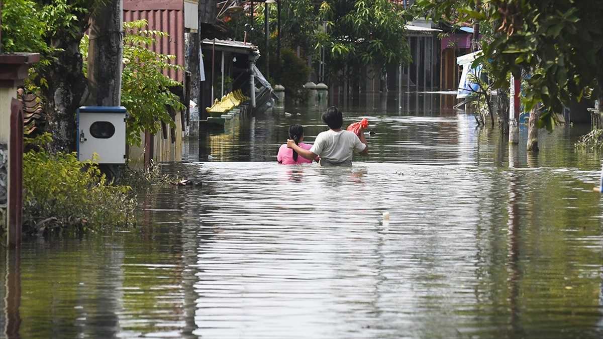 Endonezya’da sel ve toprak kayması sonucu hayatını kaybedenlerin sayısı 21’e yükseldi
