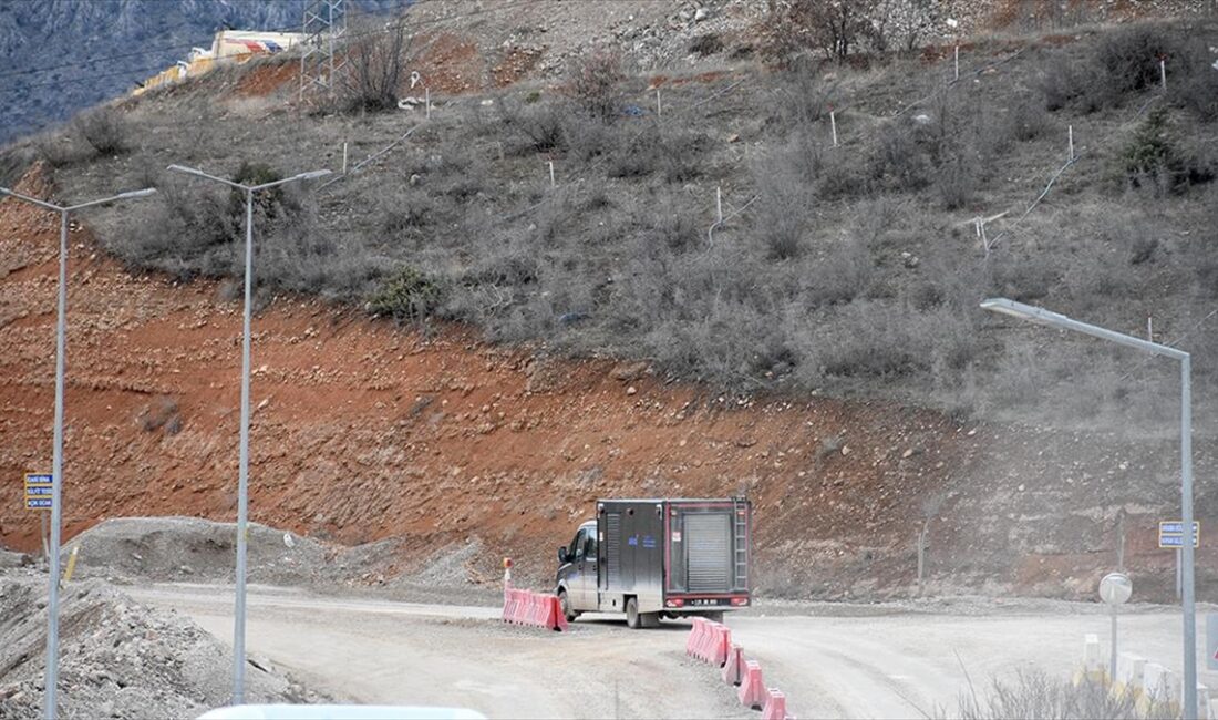 Enerji ve Tabii Kaynaklar Bakanı Alparslan Bayraktar, Erzincan'ın İliç ilçesindeki
