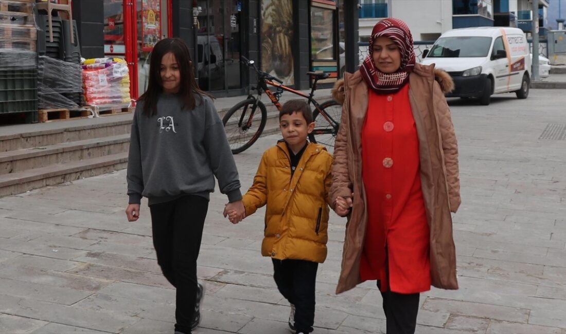 Erzincan'da 5 gün önce köpeklerin saldırısına uğrayan ve çevredeki vatandaşlar