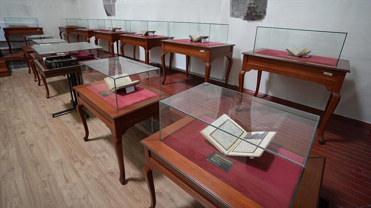 Erzurum'da ramazana özel aralarında 14. yüzyıla ait eserlerin yer aldığı