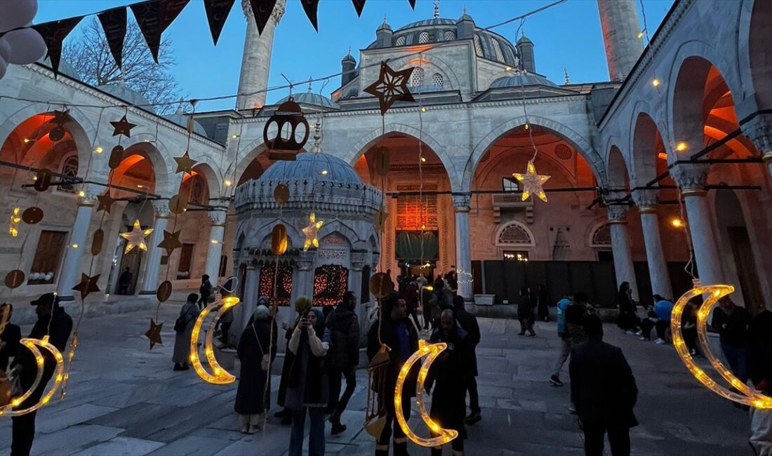 Üsküdar'daki tarihi Valide-i Cedid Camii, ramazan ayında çocuklar için hazırlanan
