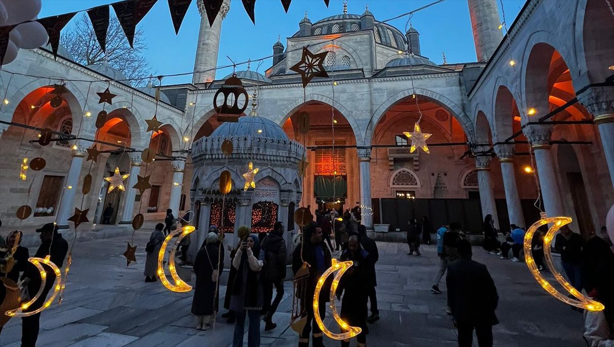 Üsküdar'daki tarihi Valide-i Cedid Camii, ramazan ayında çocuklar için hazırlanan