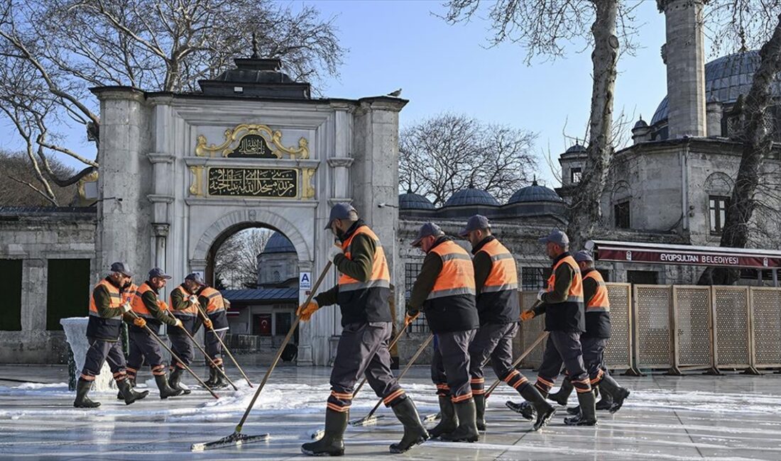 Eyüp Sultan Camii ile çevresi, ramazan hazırlıkları kapsamında gül suyuyla