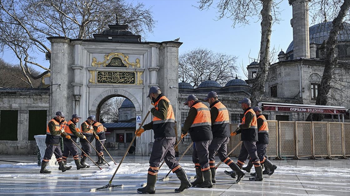 Eyüp Sultan Camii ile çevresi, ramazan hazırlıkları kapsamında gül suyuyla