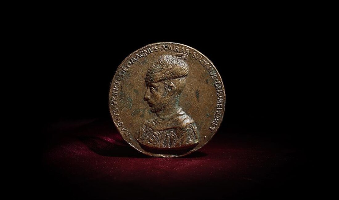 Fatih Sultan Mehmet'in şehzadeliği dönemine tarihlenen bir madalyon üzerine işlenmiş