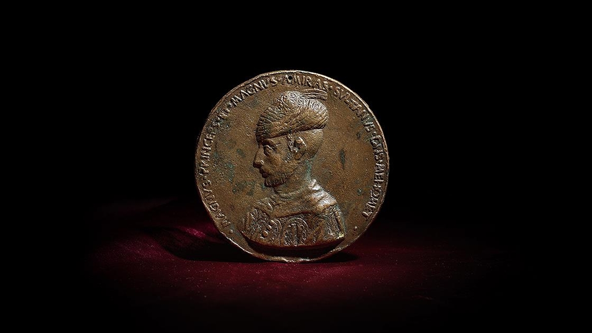Fatih Sultan Mehmet'in şehzadeliği dönemine tarihlenen bir madalyon üzerine işlenmiş