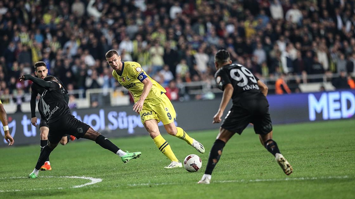 Trendyol Süper Lig'in 28. hafta maçında Fenerbahçe, deplasmanda Atakaş Hatayspor'u