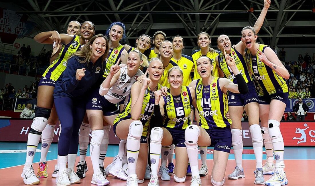Voleybolda Vodafone Sultanlar Ligi'nin 15. haftasından ertelenen karşılaşmada Fenerbahçe Opet,