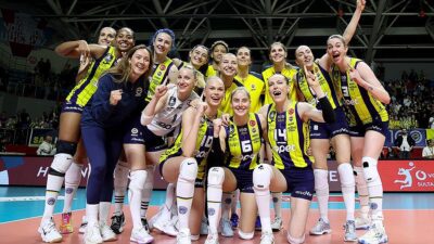 Voleybolda Vodafone Sultanlar Ligi'nin 15. haftasından ertelenen karşılaşmada Fenerbahçe Opet,