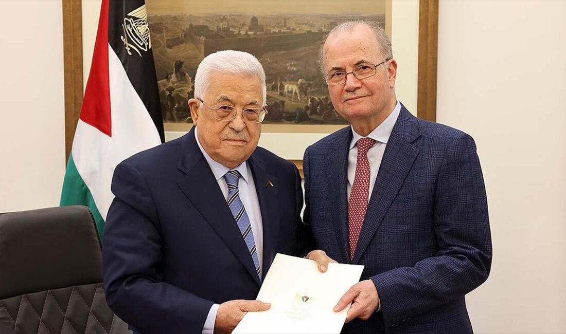 Filistin'in yeni Başbakanı Muhammed Mustafa'nın, kabinesini Devlet Başkanı Mahmud Abbas'a
