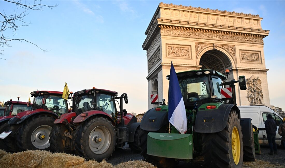 PARIS (AA) – Çiftçiler, sabah Zafer Takı Anıtı’nın etrafındaki kavşağı