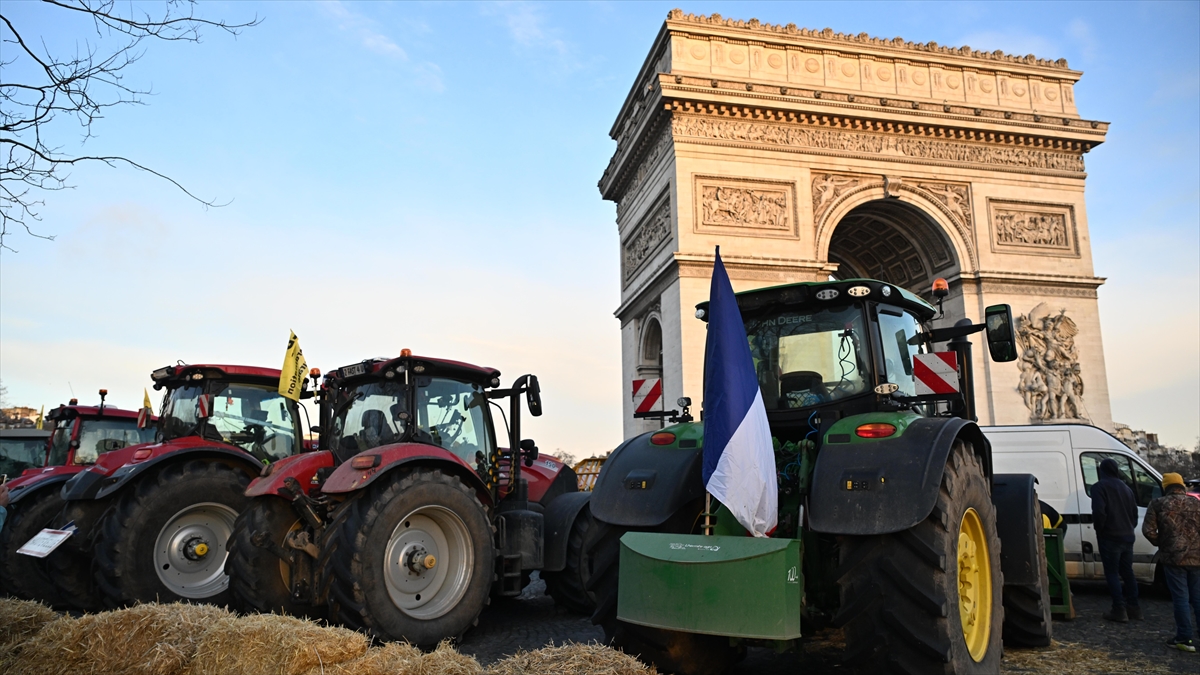 PARIS (AA) – Çiftçiler, sabah Zafer Takı Anıtı’nın etrafındaki kavşağı