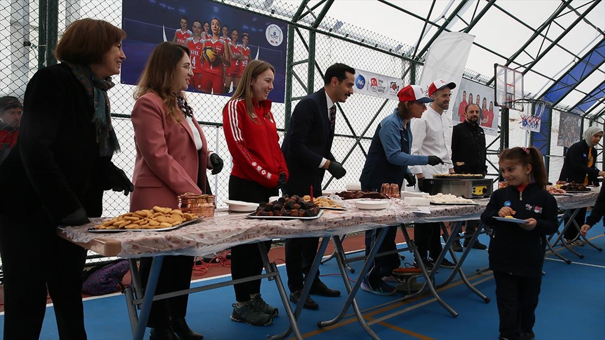 Fransa'nın Ankara Büyükelçisi Isabelle Dumont, Gaziantep'in İslahiye ilçesinde depremzede çocukları