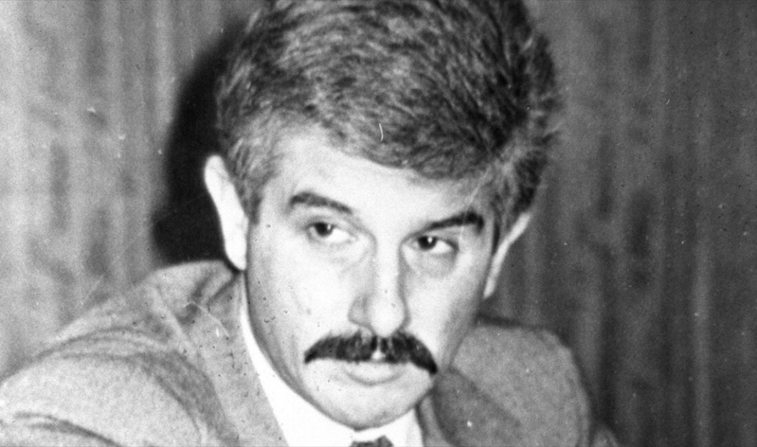 Genç yaşında başladığı gazetecilikte başarılı kariyeriyle Türk basınında önemli bir