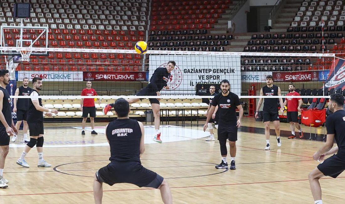 Alpaslan Endüstri Voleybol Erkekler 1. Ligi'nde namağlup lider konumda bulunan
