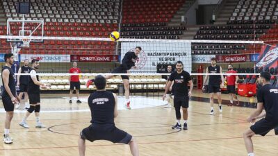 Alpaslan Endüstri Voleybol Erkekler 1. Ligi'nde namağlup lider konumda bulunan