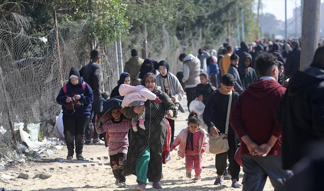 İsrail ordusunun saldırı ve kuşatması altındaki Şifa Hastanesi bölgesinden güneye