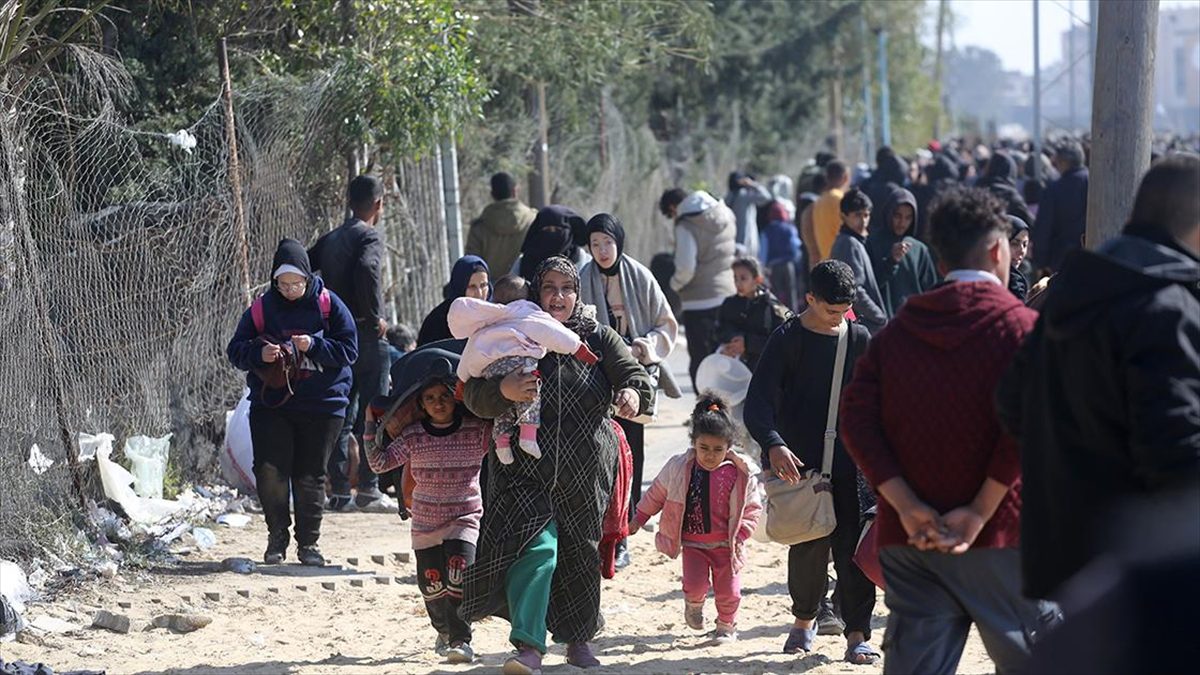 İsrail ordusunun saldırı ve kuşatması altındaki Şifa Hastanesi bölgesinden güneye