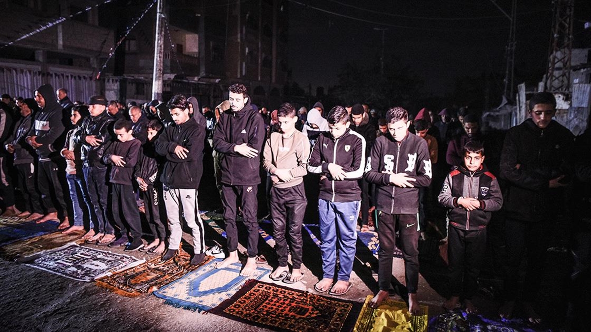 Saldırı altındaki Gazze Şeridi'nin güneyindeki Refah kentinde Filistinliler, ramazanın ilk