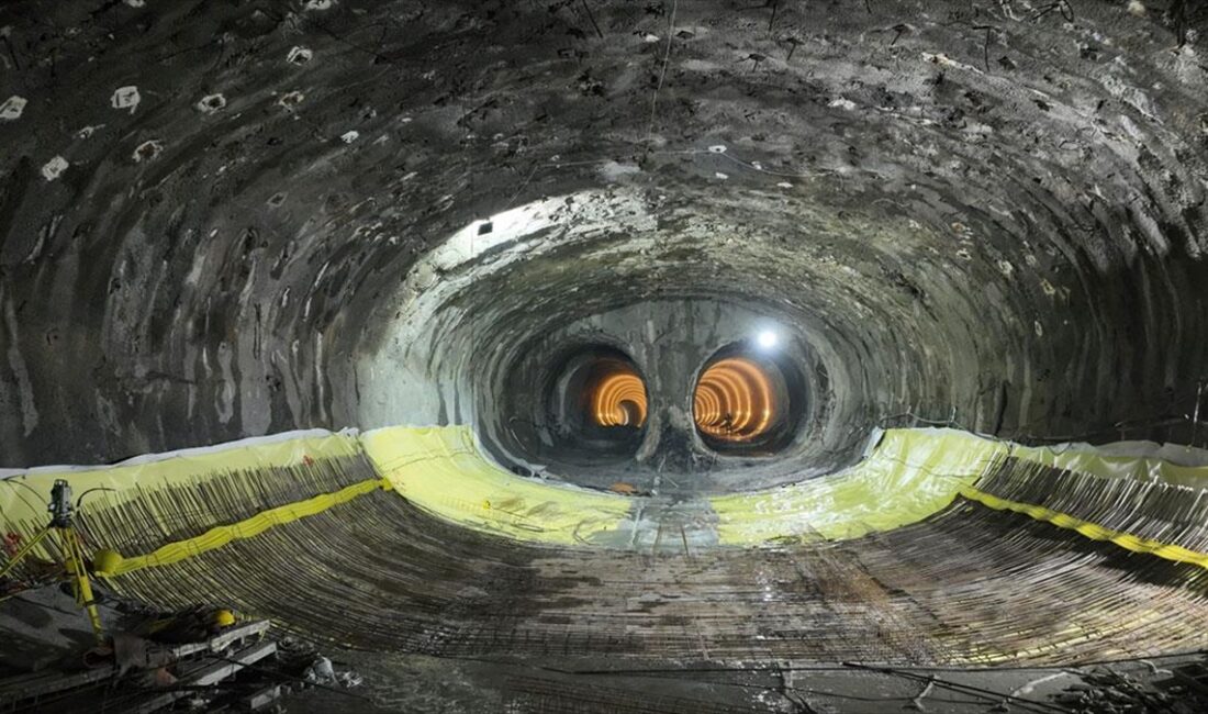 Kocaeli'de Gebze OSB-Darıca Sahil metro hattında çalışmaların yüzde 80'i tamamlandı.