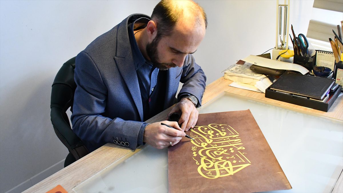 Düzce'de gönül verdiği hat sanatında 13 yılda yaklaşık 500 eser