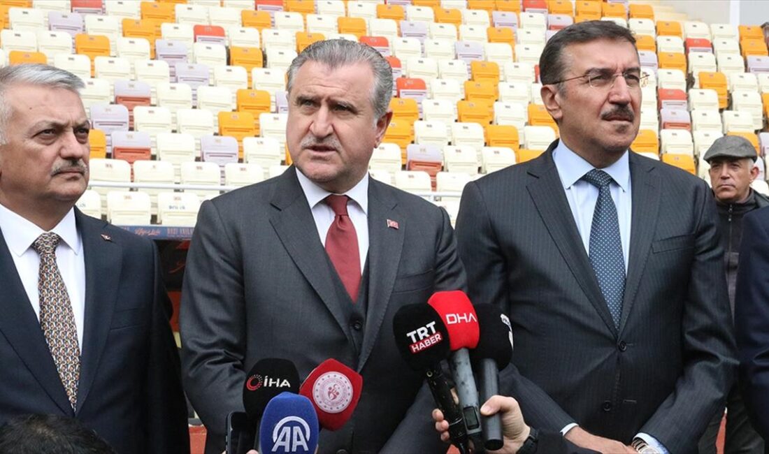 Bakan Bak, "Zeminde bakımlar devam ediyor, tribünler ve localarda depremzede