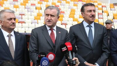Bakan Bak, "Zeminde bakımlar devam ediyor, tribünler ve localarda depremzede