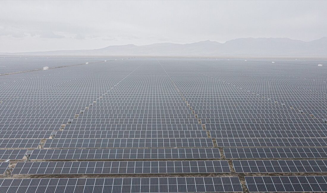Türkiye'de güneş enerjisi kurulu gücünün ilk kez 12 bin megavatı