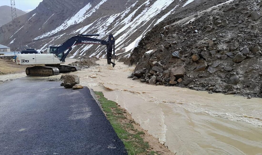 Hakkari'de etkili olan karla karışık yağmur nedeniyle heyelan ve taşkınlar