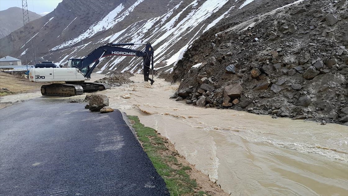 Hakkari'de etkili olan karla karışık yağmur nedeniyle heyelan ve taşkınlar