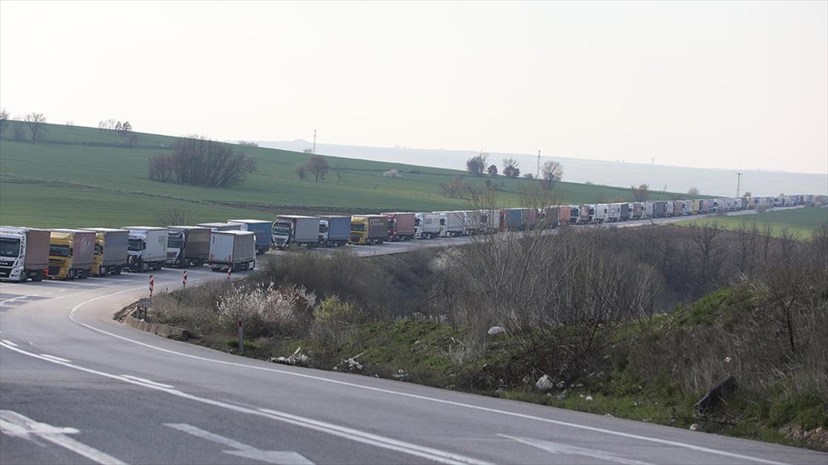 Hamzabeyli Sınır Kapısı'ndan yurt dışına çıkmak için bekleyen tırlar, yaklaşık