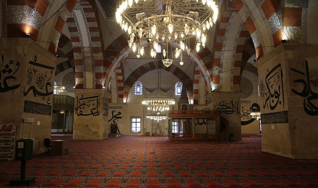 Edirne'nin abidevi eserlerinden Eski Cami, birbirinden güzel hat yazılarıyla ön
