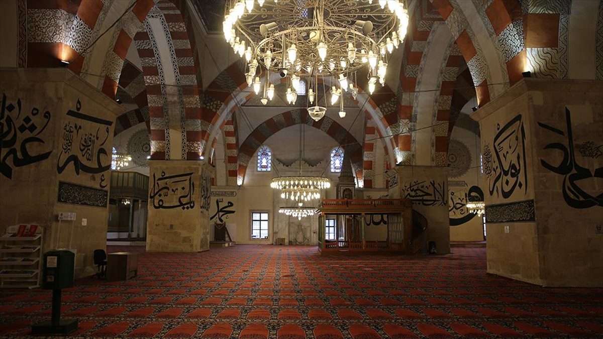 Edirne'nin abidevi eserlerinden Eski Cami, birbirinden güzel hat yazılarıyla ön