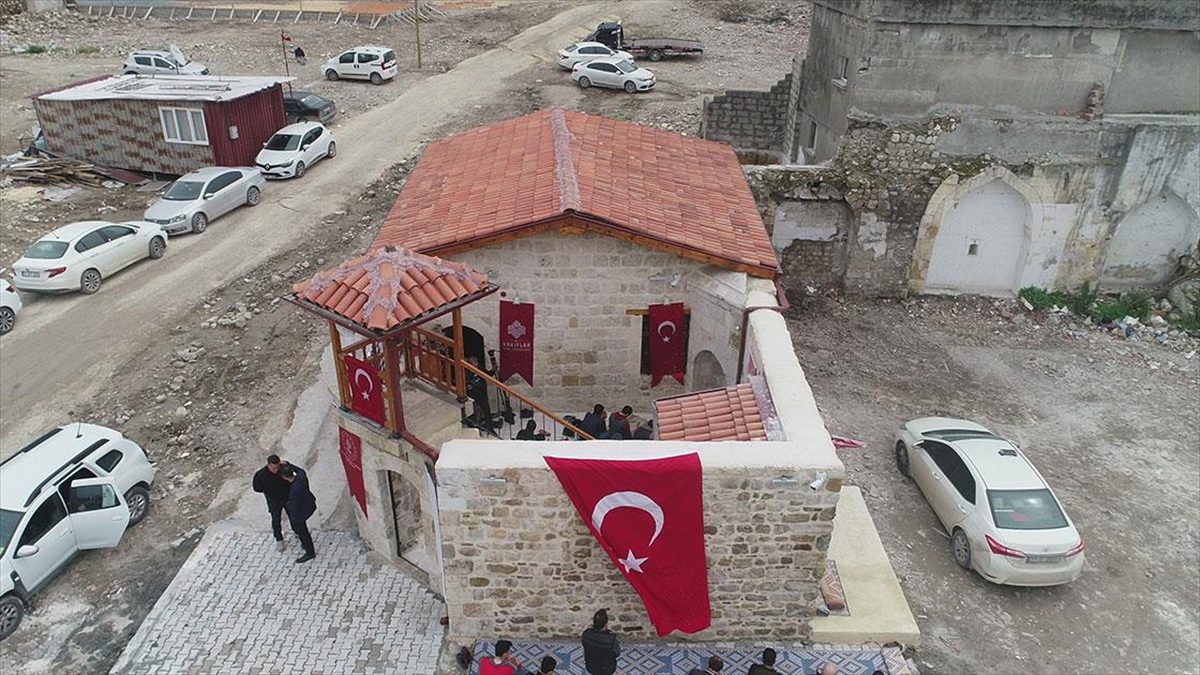 HATAY (AA) – Merkez Antakya ilçesi Kurtuluş Caddesi’nde bulunan mescit,