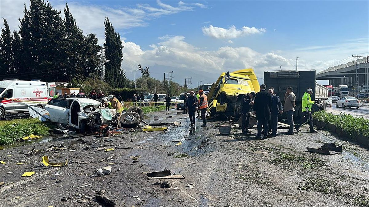 Hatay'ın Dörtyol ilçesinde, karşı şeride geçen tırın çarptığı otomobildeki aynı