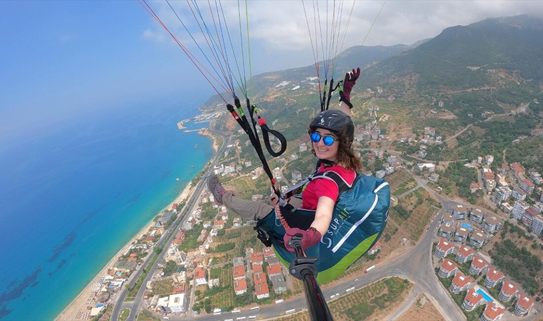 Yükseklik korkusuna rağmen yamaç paraşütü pilotu olan Dilara Şenoğlu, "Yamaç