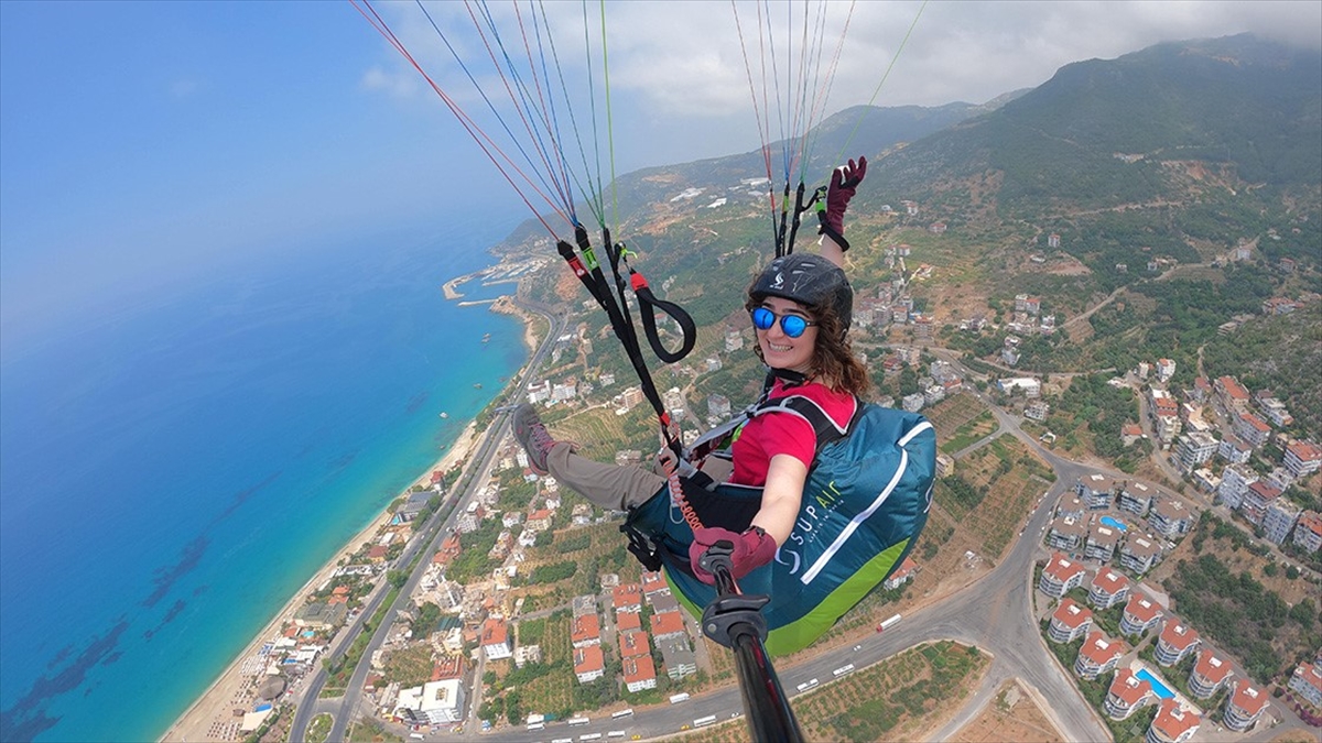 Yükseklik korkusuna rağmen yamaç paraşütü pilotu olan Dilara Şenoğlu, "Yamaç