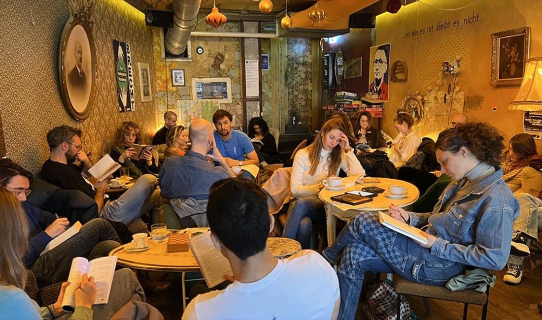AMSTERDAM (AA) – Kendilerine “Çevrim Dışı Kulüp” adını veren grup,