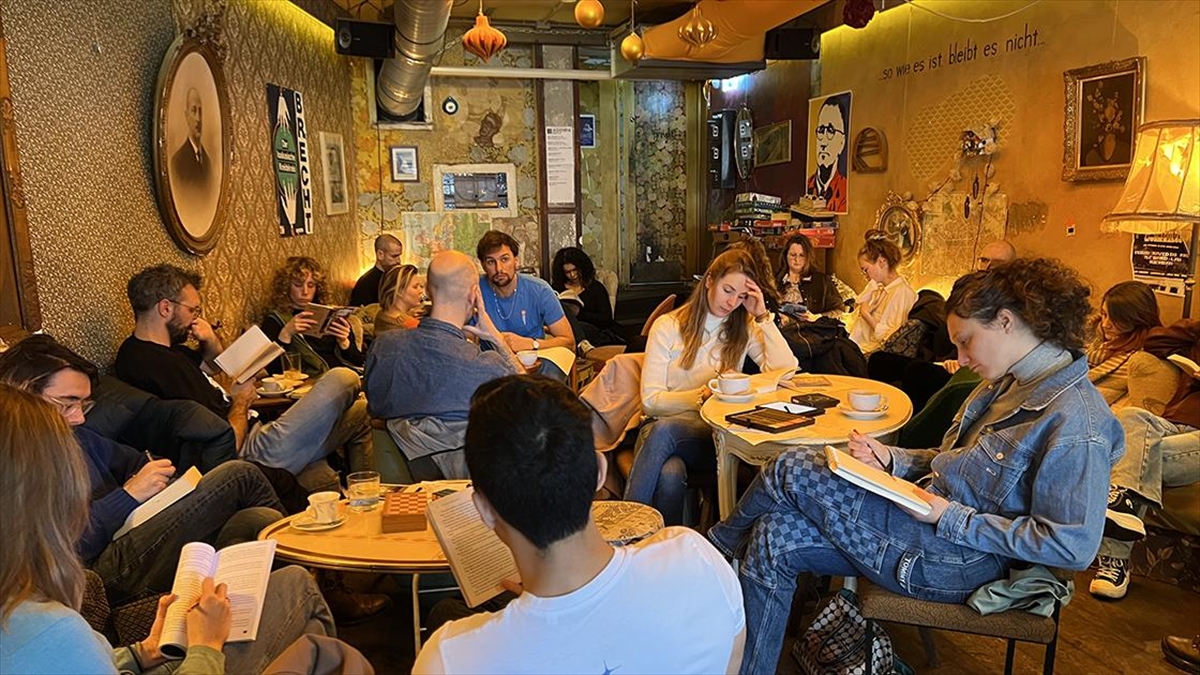 AMSTERDAM (AA) – Kendilerine “Çevrim Dışı Kulüp” adını veren grup,