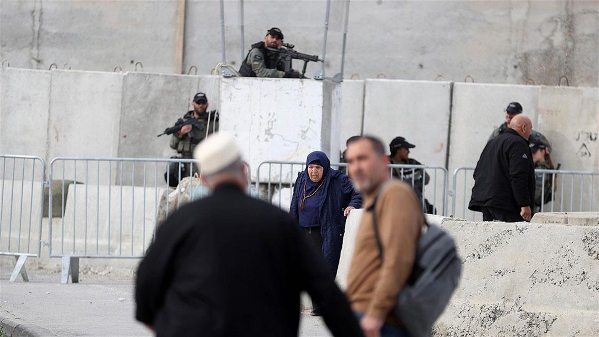 İsrail, ramazan ayının üçüncü cumasında da Batı Şeria'daki Filistinlilerin Mescid-i