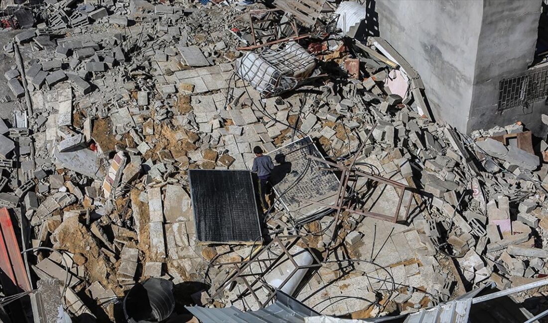 İsrail ordusunun, Gazze Şeridi'nin kuzeyinde 7 katlı bir binayı bombalaması