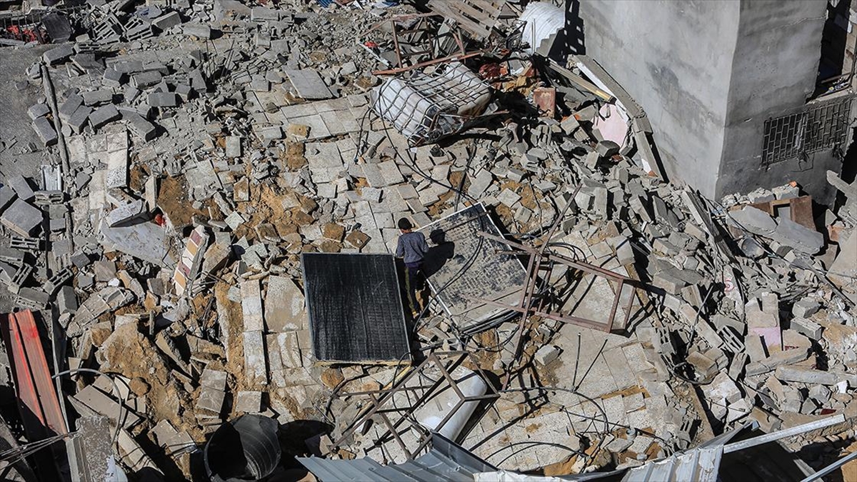 İsrail ordusunun, Gazze Şeridi'nin kuzeyinde 7 katlı bir binayı bombalaması