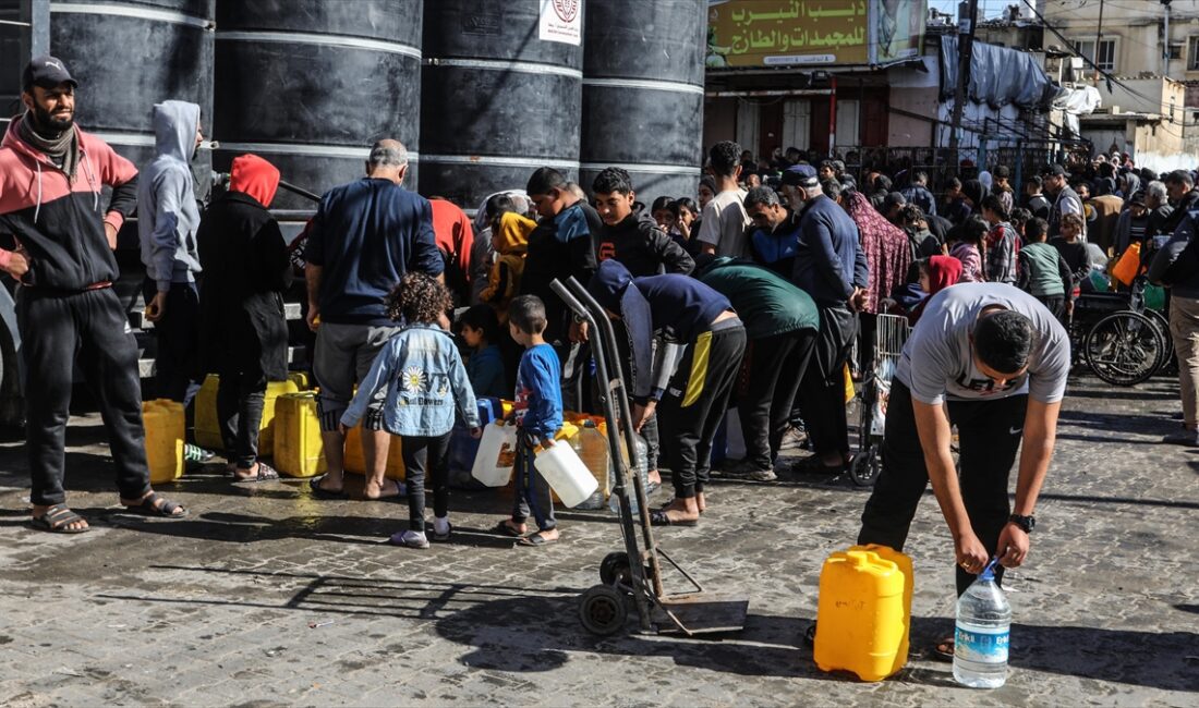 İsrail saldırıları altındaki Filistinliler, Gazze Şeridi'nde içme suyu edinmekte zorluk