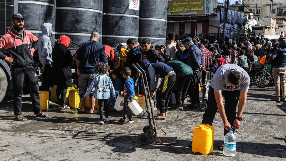İsrail saldırıları altındaki Filistinliler, Gazze Şeridi'nde içme suyu edinmekte zorluk
