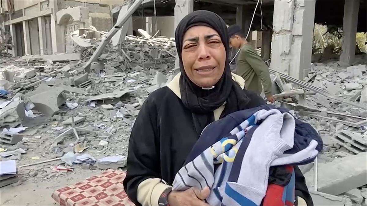 İsrail saldırıları nedeniyle yıkılan evinin enkazı altında 2 çocuğu kalan