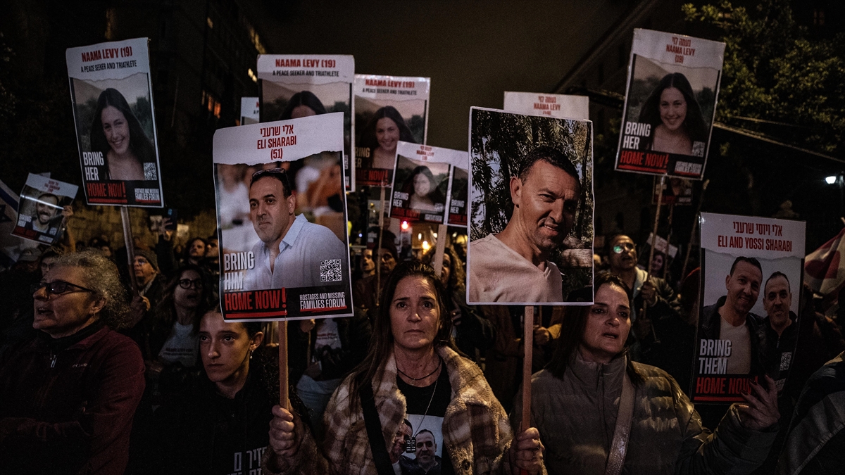 KUDÜS (AA) – Tel Aviv’deki Savunma Bakanlığı önünde binlerce gösterici