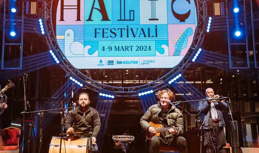 Haliç Tersanesi'nde kurulan İstanbul Sanat'ın ev sahipliği yaptığı "İstanbul Haliç