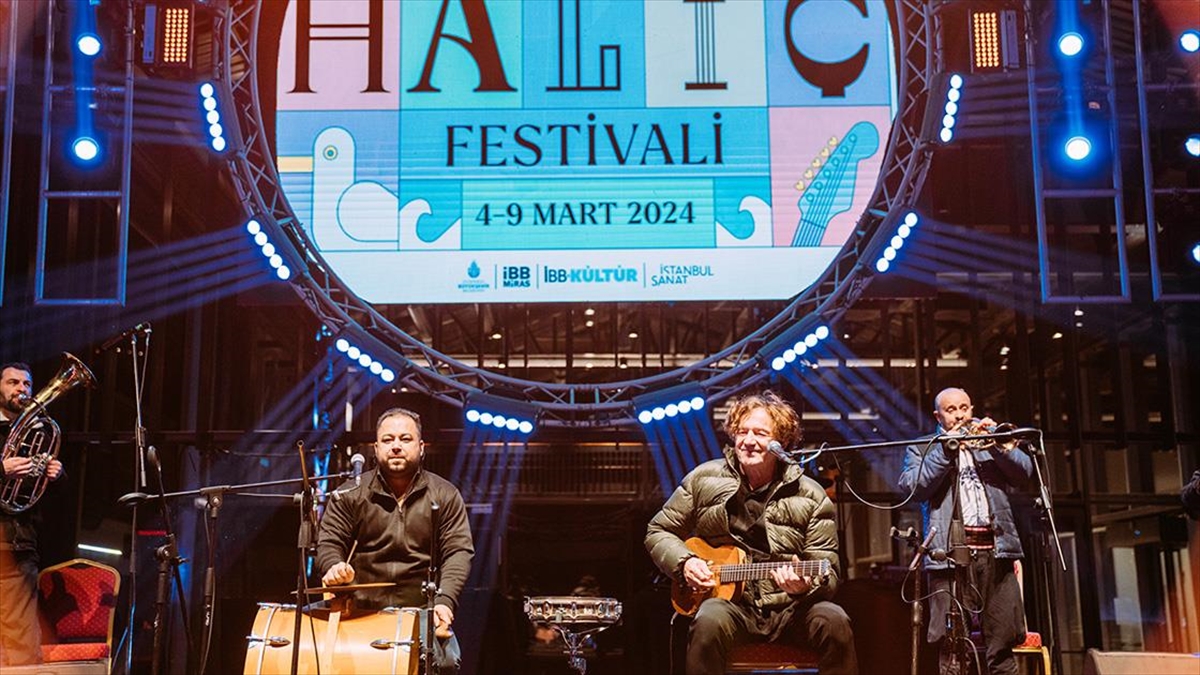Haliç Tersanesi'nde kurulan İstanbul Sanat'ın ev sahipliği yaptığı "İstanbul Haliç