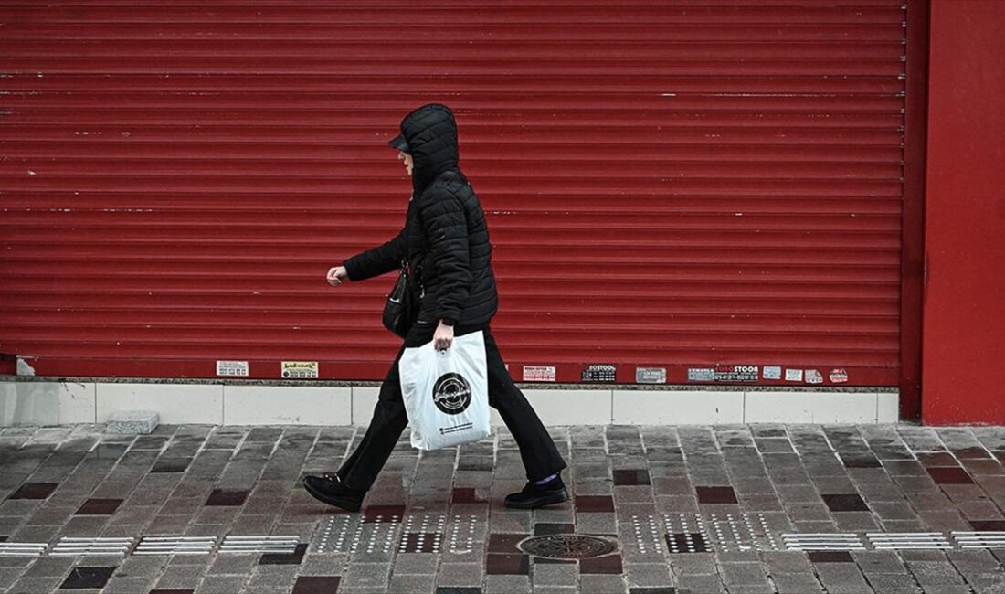 İstanbul'un bazı bölgelerinde yağış ve fırtına etkisini sürdürüyor.